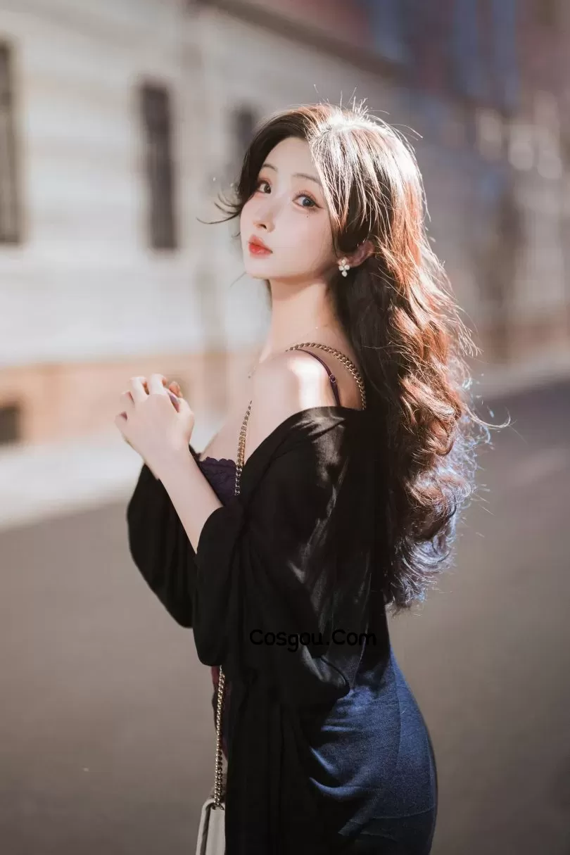 肉扣热热子“美艳小妈”COS：展现女性多重维度的魅力